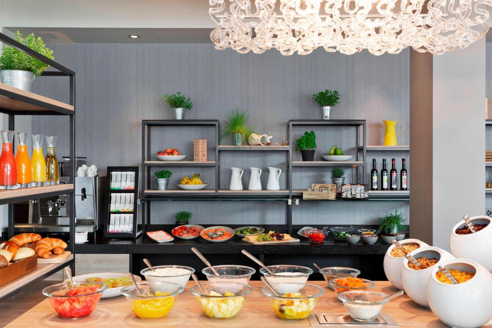 Courtyard By Marriott Zurich North Hotel Екстериор снимка