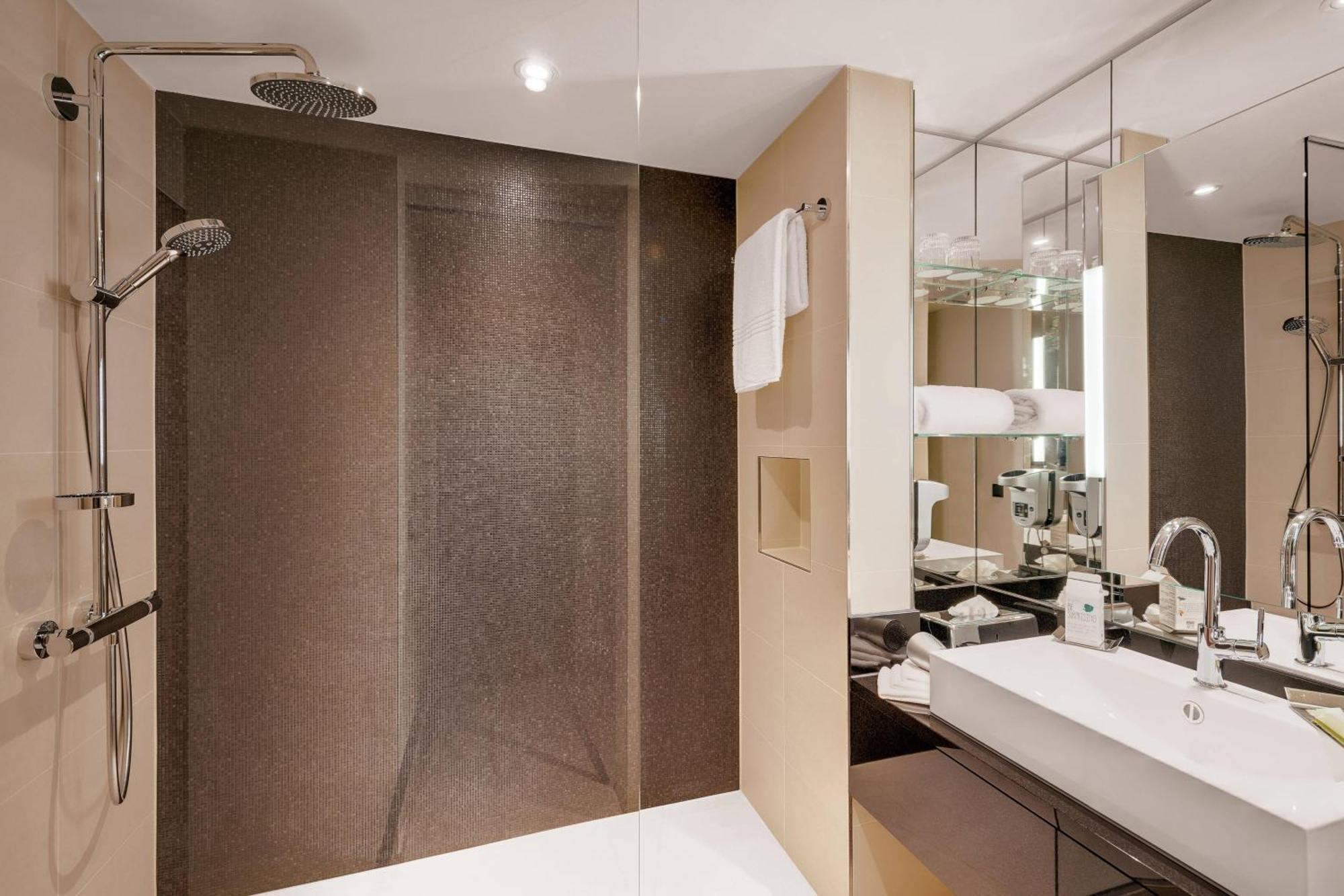 Courtyard By Marriott Zurich North Hotel Екстериор снимка